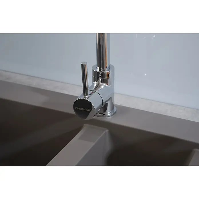 Respekta Einbauspüle Denver - 50 x 100 cm, Anzahl Becken: 1,5 Stk., Betongrau - Nahaufnahme eines glänzenden Spültisch Wasserhahns der Marke Respekta mit dem Fokus auf Design und Funktionalität in einer modernen Küche.