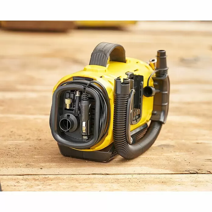Stanley FatMax Akku-Kompressor SFMCE520B-QW - 18 V, Ohne Akku, 11 bar - Gelber und schwarzer tragbarer Luftkompressor/Inflator mit integriertem Schlauch und Zubehör auf einer Holzoberfläche.