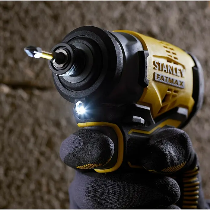 Stanley FatMax Akku-Schlagschrauber SFMCF810B-XJ - 18 V, Ohne Akku, 170 Nm - Nahaufnahme eines Stanley Fatmax Akku-Schlagschraubers mit eingesetztem Bit und integrierter LED-Beleuchtung.
