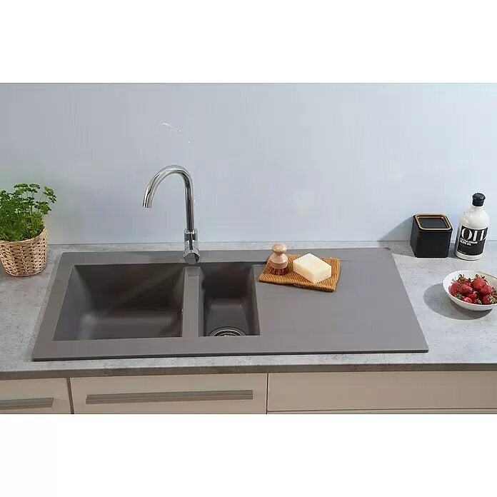 Respekta Einbauspüle Denver - 50 x 100 cm, Anzahl Becken: 1,5 Stk., Betongrau - Graue Doppelspülbecken mit Abtropffläche, in einer modernen Küchenarbeitsplatte installiert.