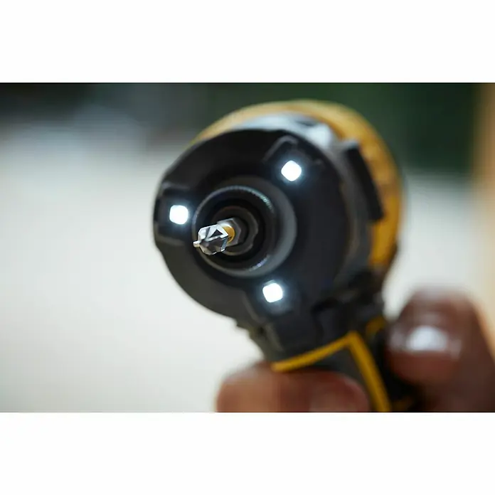 Stanley FatMax Akku-Schlagschrauber SFMCF820D2K-QW - 18 V, 2 Akkus, 2 Ah, 190 Nm - Nahaufnahme eines gelben und schwarzen DeWalt Akku-Schlagschraubers mit LED-Beleuchtung.