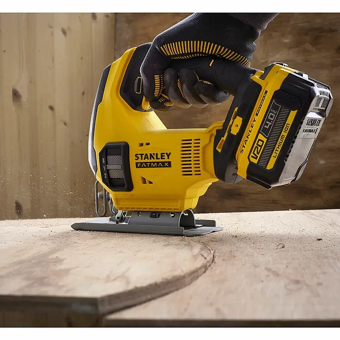 Stanley FatMax Akku-Pendelhubstichsäge SFMCS600M2K-QW - 18 V, Anzahl Akkus: 2 Akkus, Kapazität: 4 Ah, Leerlaufhubzahl: 0 /min - 2.500 /min - Stanley Fatmax V20 Akku-Stichsäge im Einsatz, präzise Kurvenschnitte in Holz mit Handschutz für sicheres Arbeiten.