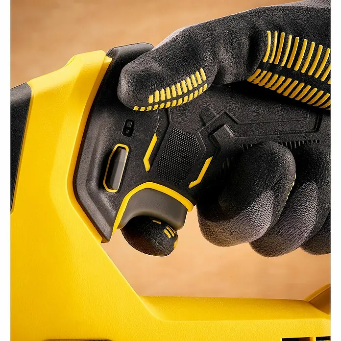 Stanley FatMax Akku-Pendelhubstichsäge SFMCS600B-XJ - 18 V, Anzahl Akkus: Ohne Akku, Leerlaufhubzahl: 0 /min - 2.500 /min - Nahaufnahme einer Hand mit Arbeitshandschuh, die einen gelben Elektrowerkzeuggriff hält und bedient. Ideal für Heimwerker- und Werkstattprojekte.