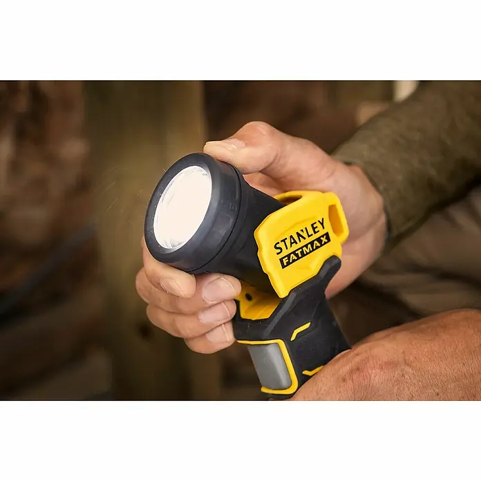 Stanley FatMax LED-Arbeitsleuchte SFMCL020B-XJ - 18 V, Ohne Akku, 140 lm - Nahaufnahme einer Stanley Fatmax Arbeitsleuchte in der Hand, die Licht ausstrahlt.