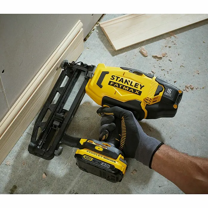 Stanley FatMax Akku SFMCB202-XJ - 18 V, 2 Ah - Das Stanley Fatmax 16 Gauge Akku-Nagelgerät im Einsatz, ideal für präzise Holzarbeiten und Befestigungen.