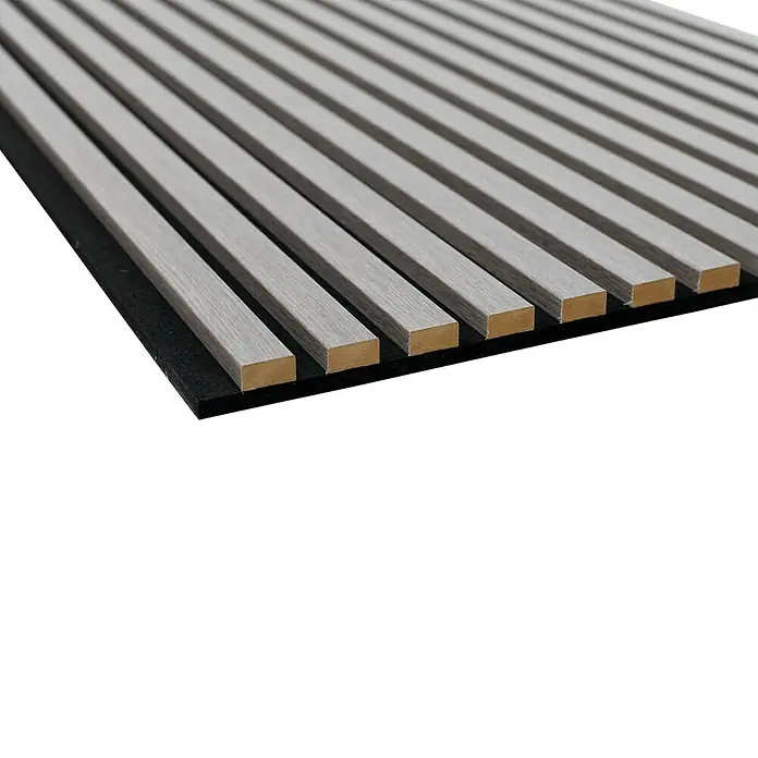 FibroTech Akustikpaneel Unika 25 - Grey Oak, 2.440 x 600 x 22 mm - Nahaufnahme einer Akustikplatte mit Holzlatten auf schwarzem Filz, ideal für Wandverkleidungen und Raumakustik.
