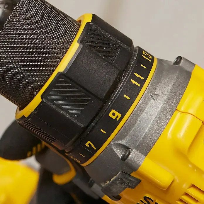 Stanley FatMax Akku-Bohrschrauber SFMCD720D2K-QW - 18 V, 2 Akkus, 2 Ah, 80 Nm - Nahaufnahme eines DeWalt Akku-Bohrschraubers, der die Drehmoment-Einstellungen zeigt.