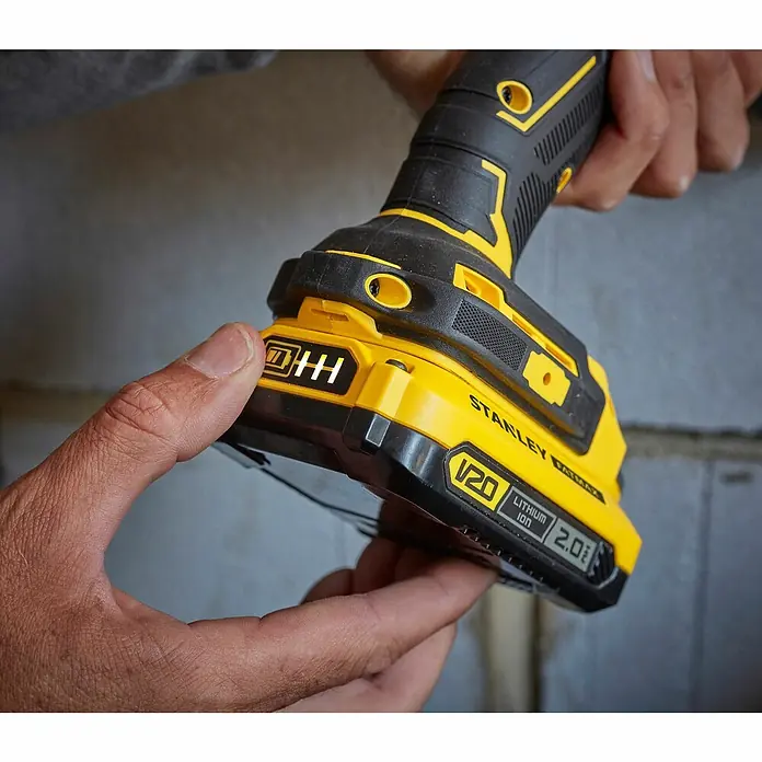Stanley FatMax Akku SFMCB202-XJ - 18 V, 2 Ah - Nahaufnahme eines gelben und schwarzen Stanley Fatmax V20 Akku-Schraubers, der von Händen gehalten wird.