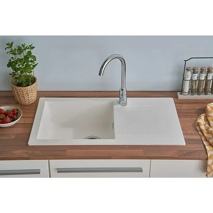 Respekta Einbauspüle Denver - 78 x 43,5 cm, Weiß - Eine moderne Küchenspüle mit Abtropffläche und Chromarmatur, eingebettet in eine helle Holzarbeitsplatte, die Funktionalität und Stil vereint.