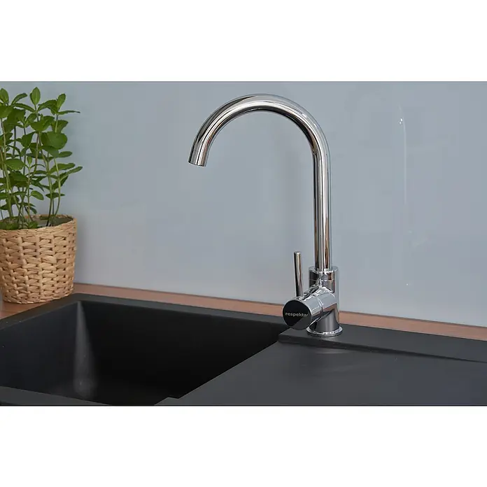 Respekta Einbauspüle Denver - 78 x 43,5 cm, Schwarz - Nahaufnahme einer eleganten Respekta Küchenarmatur aus Chrom mit einem modernen, hohen Auslauf über einer schwarzen Spüle.
