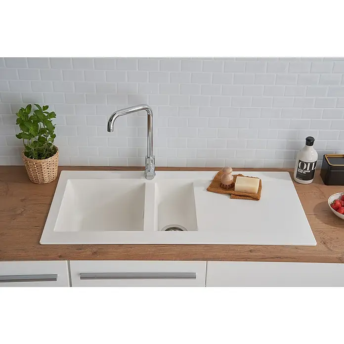 Respekta Einbauspüle Denver - 50 x 100 cm, Anzahl Becken: 1,5 Stk., Weiß - Eine moderne Küchenspüle mit Abtropffläche, Armatur und Zubehör. Die Spüle ist in ein Holzdesign integriert und von weißen Fliesen umgeben.