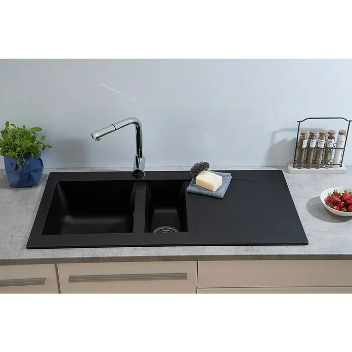 Respekta Einbauspüle Denver - 50 x 100 cm, Anzahl Becken: 1,5 Stk., Schwarz - Schwarze Spüle mit Abtropffläche, Hahn, Pflanze, Gewürzen und Erdbeeren auf einer Arbeitsplatte. Stilvolles Design für moderne Küchen.