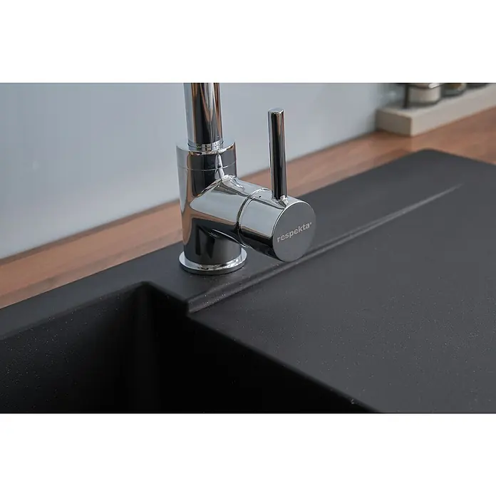 Respekta Einbauspüle Denver - 78 x 43,5 cm, Schwarz - Nahaufnahme einer modernen Respekta Küchenarmatur auf einer schwarzen Spüle, die elegantes Design und Funktionalität vereint.