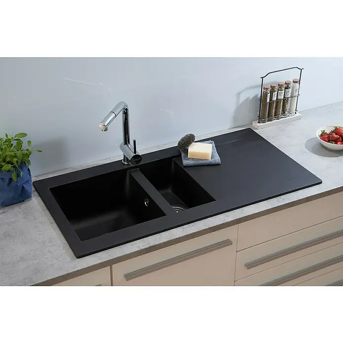 Respekta Einbauspüle Denver - 50 x 100 cm, Anzahl Becken: 1,5 Stk., Schwarz - Schwarze Küchenspüle mit Abtropffläche, Armatur, Seife und Topfreiniger auf einer Arbeitsplatte.