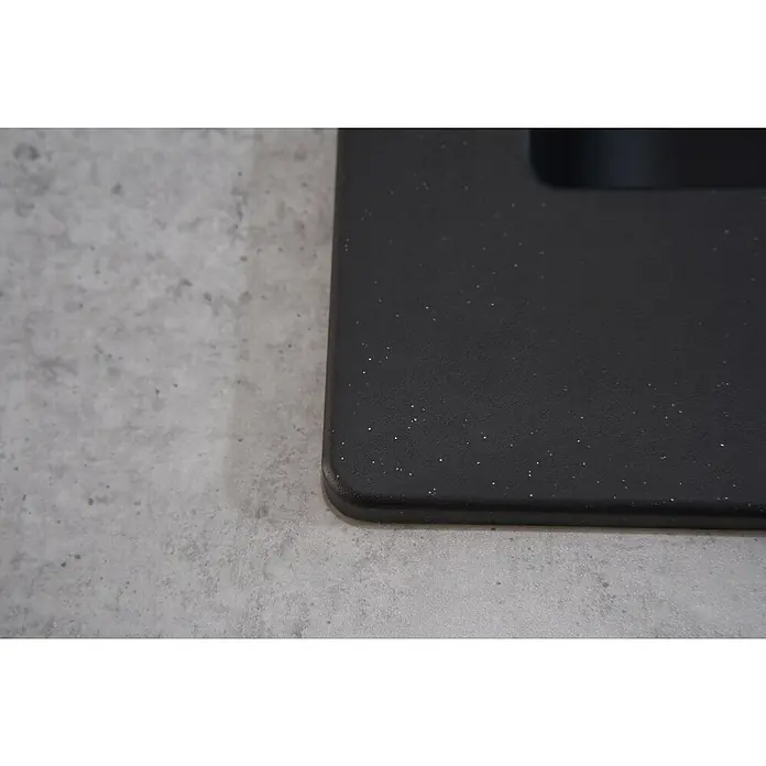 Respekta Einbauspüle Denver - 50 x 100 cm, Anzahl Becken: 1,5 Stk., Schwarz - Nahaufnahme einer schwarzen Küchenspüle mit subtilen Sprenkeln auf einer grauen Arbeitsplatte, die modernes Design und Funktionalität vereint.