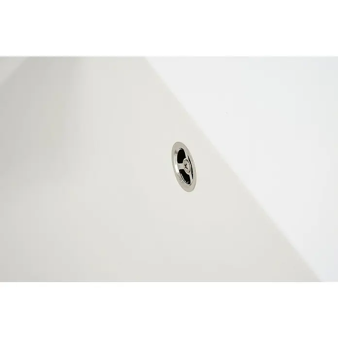 Respekta Einbauspüle Denver - 86 x 50 cm, Weiß, Anzahl Becken: 1 Stk. - Nahaufnahme eines glänzenden, silberfarbenen Badewannenablaufs in einer weißen Badewanne, der das minimalistische Design hervorhebt.