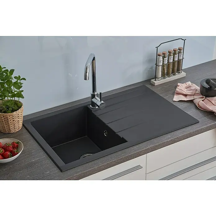 Respekta Einbauspüle Houston - 80 x 50 cm, Schwarz, Anzahl Becken: 1 Stk. - Eine moderne schwarze Spüle mit Abtropffläche und einem eleganten Chromhahn, umgeben von Küchenutensilien.