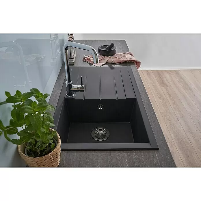 Respekta Einbauspüle Houston - 80 x 50 cm, Schwarz, Anzahl Becken: 1 Stk. - Schwarzes Spülbecken mit Chromarmatur, in eine dunkle Arbeitsplatte integriert, in einer modernen Küche gezeigt.