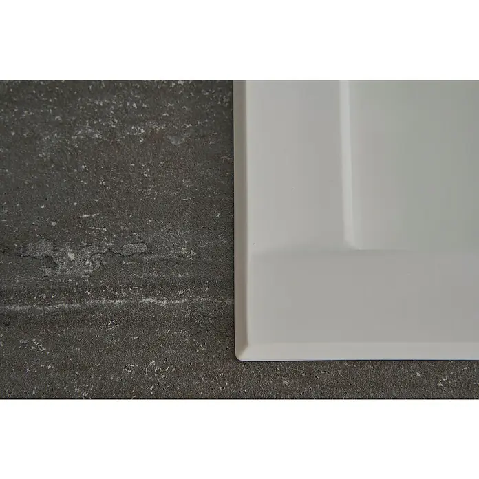 Respekta Einbauspüle Houston - 80 x 50 cm, Weiß, Anzahl Becken: 1 Stk. - Detailaufnahme einer weißen, rechteckigen Platte auf einer strukturierten, dunklen Oberfläche, die die schlichte Eleganz des Produkts hervorhebt.