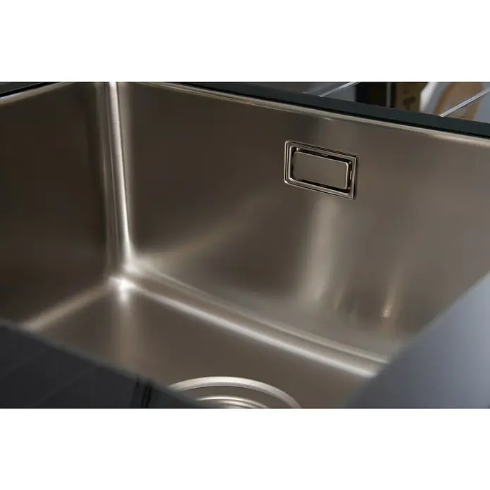 Respekta Einbauspüle New York - 86 x 50 cm, Edelstahl, Schwarz - Detailaufnahme einer modernen Edelstahlspüle mit integriertem Abflusssystem, die Funktionalität und Design vereint.