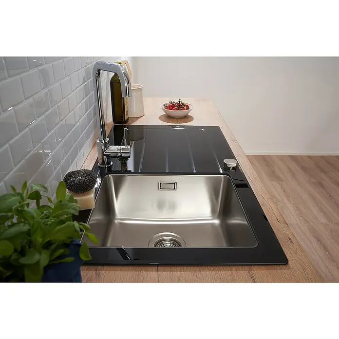 Respekta Einbauspüle New York - 86 x 50 cm, Edelstahl, Schwarz - Ein Edelstahlspülbecken mit Abtropffläche und Armatur in einer modernen Küche. Das Spülbecken ist sauber und bereit für den Abwasch.