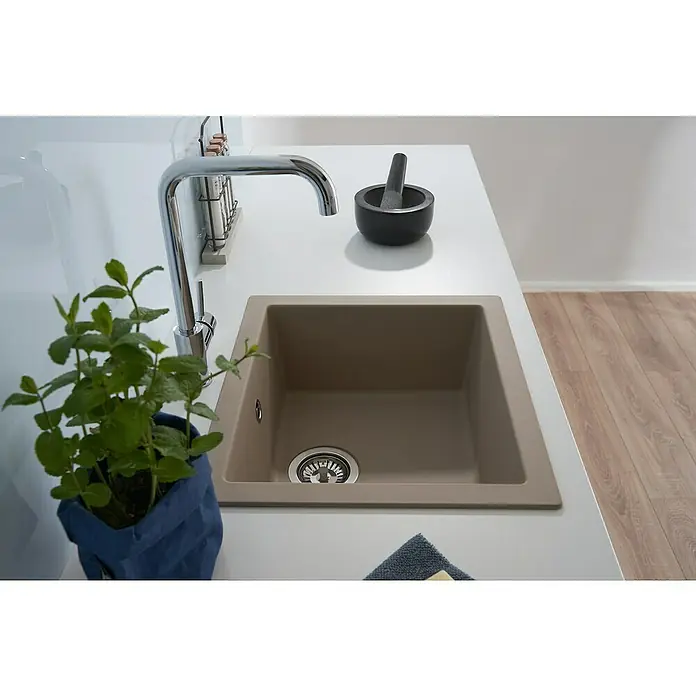 Respekta Einbauspüle Ohio - 50 x 44 cm, Sandbeige - Eine moderne Küchenspüle mit Armatur, neben der ein Topf mit Minze steht. Das Design ist schlicht und elegant, perfekt für eine stilvolle Küche.