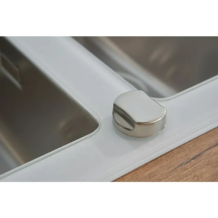 Respekta Einbauspüle New York - 100 x 50 cm, Edelstahl, Weiß - Nahaufnahme einer modernen Spüle mit poliertem Metallelement und eleganten weißen Akzenten auf einer Holzarbeitsplatte.