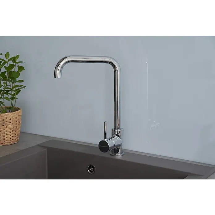 Respekta Einbauspüle Ohio - 66 x 50 cm, Betongrau - Nahaufnahme eines modernen, verchromten Wasserhahns am Spülbecken, der durch sein elegantes Design und seine Funktionalität besticht.