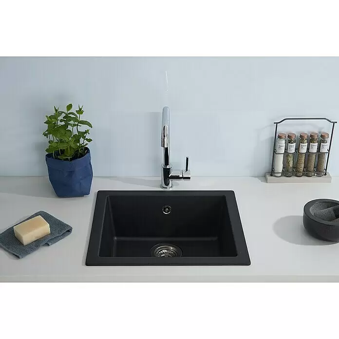 Respekta Einbauspüle Ohio - 50 x 44 cm, Schwarz - Schwarze Granit-Küchenspüle mit Chromarmatur, in eine helle Arbeitsplatte eingebaut.