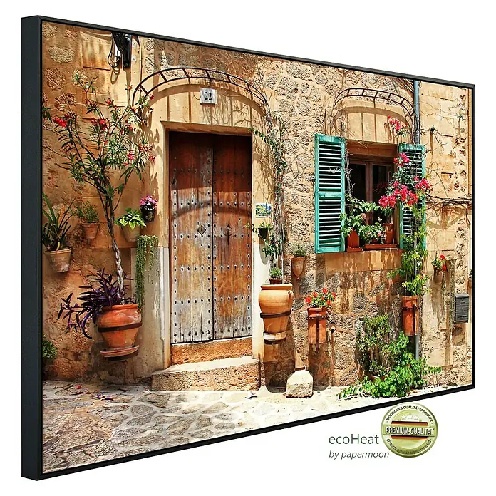 Papermoon Infrarot-Bildheizkörper Charmante Straße - 120 cm x 600 mm, 1.000 W - Leinwanddruck eines malerischen Hauses mit Holztür, Fensterläden und Pflanzen, der mediterranen Charme versprüht.