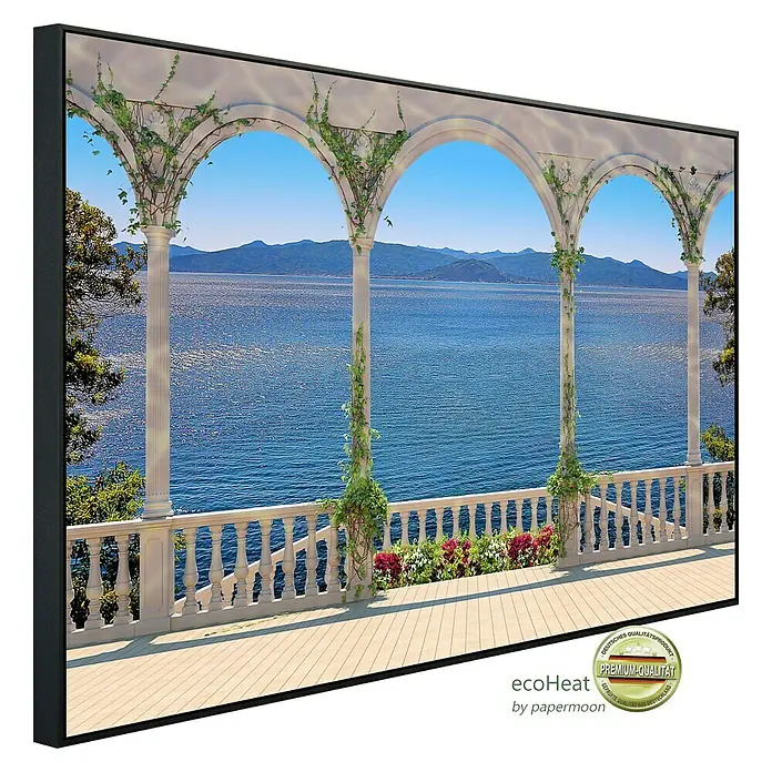 Papermoon Infrarot-Bildheizkörper Terrasse mit Kolonnade - 120 cm x 600 mm, 1.200 W - Ein gerahmtes Wandbild mit einer mediterranen Terrasse, die auf ein blaues Meer blickt, mit Säulen und Blumen geschmückt.