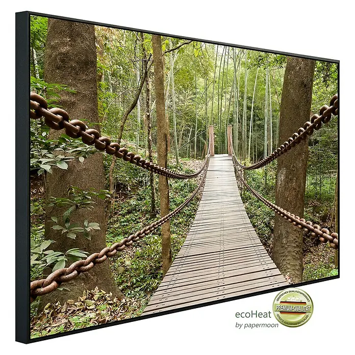 Papermoon Infrarot-Bildheizkörper Hängebrücke - 100 cm x 600 mm, 800 W - Ein gerahmtes Leinwandbild mit einem Steg im Wald. Das Bild ist hochwertig und besticht durch seine detailreiche Darstellung.