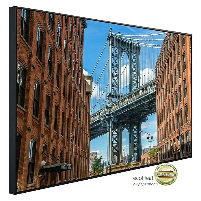 Papermoon Infrarot-Bildheizkörper Brooklyn Dumbo Bereich - 60 cm x 500 mm, 350 W - Das Leinwandbild zeigt die Manhattan Bridge zwischen zwei Backsteingebäuden, ein Hingucker für jedes Zuhause.