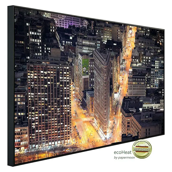 Papermoon Infrarot-Bildheizkörper Flat Iron Building - 120 cm x 600 mm, 1.000 W - Eine gerahmte Leinwand des Flatiron Buildings bei Nacht. Hochwertiger Druck auf Leinwand in einem schlichten, modernen Rahmen für eine elegante Wanddekoration.