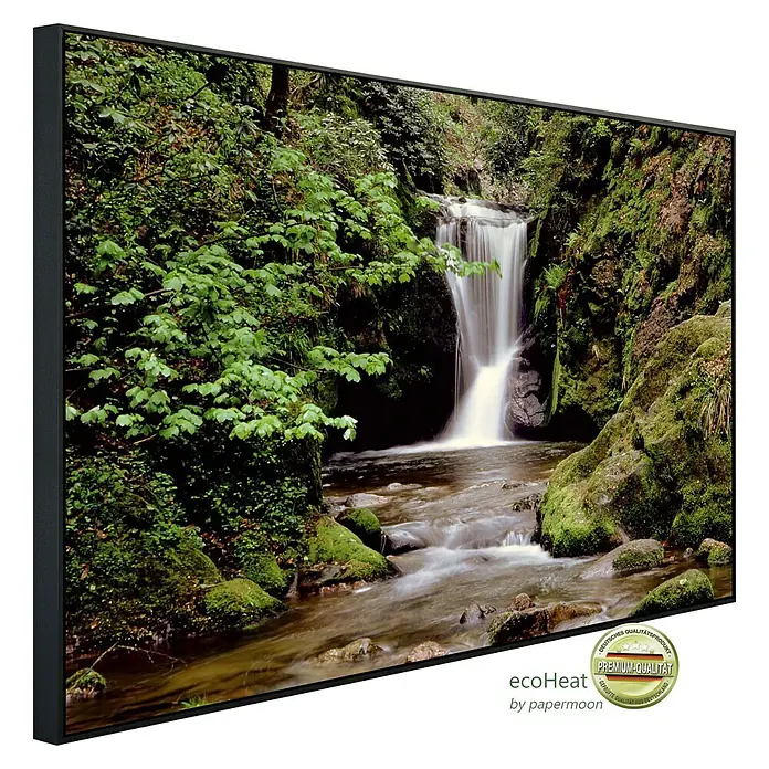 Papermoon Infrarot-Bildheizkörper Waldbach - 100 x 60 cm, 800 W - Ein gerahmtes Kunstwerk mit einem Wasserfall im Wald, das eine ruhige und natürliche Atmosphäre in jeden Raum bringt.