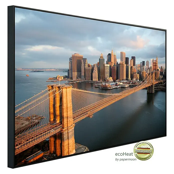 Papermoon Infrarot-Bildheizkörper Brooklyn Bridge Morgen - 90 x 50 cm, 450 W - Ein gerahmtes Wandbild mit Blick auf die Brooklyn Bridge und die Skyline von New York bei Sonnenaufgang.