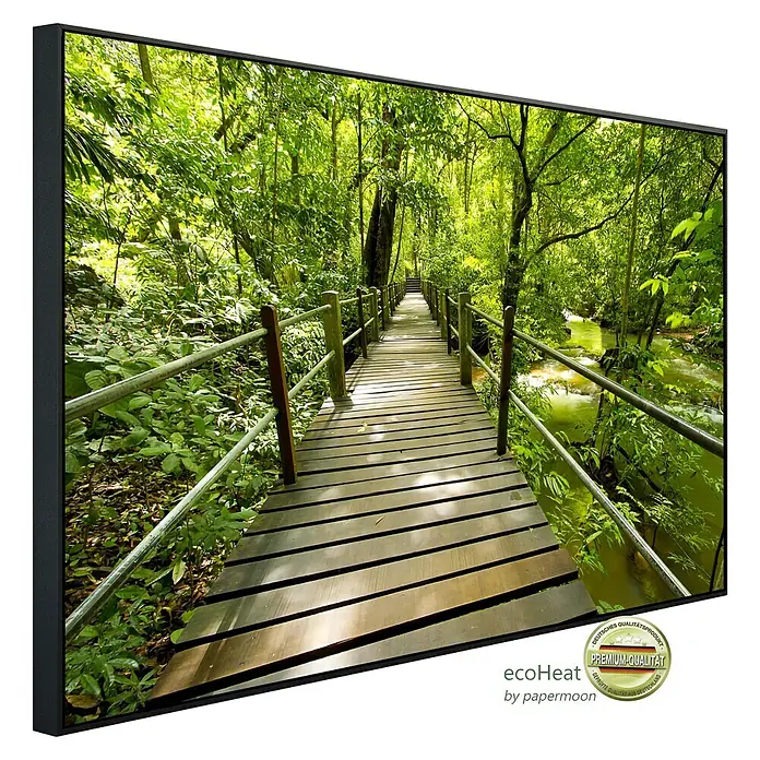 Papermoon Infrarot-Bildheizkörper Bridge Walk - 60 x 50 cm, 350 W - Dieses hochwertige EcoHeat-Produkt zeigt einen Holzsteg im grünen Dschungel, der eine ruhige und friedliche Atmosphäre ausstrahlt.