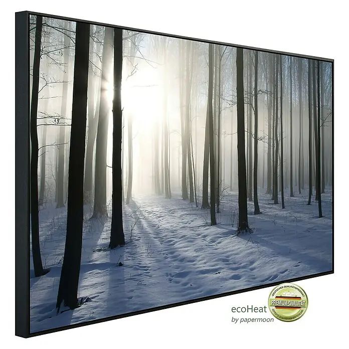 Papermoon Infrarot-Bildheizkörper Nebeliger Winterwald - 100 x 60 cm, 800 W - Dieses Bild zeigt ein ECOHEAT Premium-Qualitätsprodukt, das ein Winterwaldmotiv mit verschneiten Böden und Bäumen mit wenig Laub darstellt.