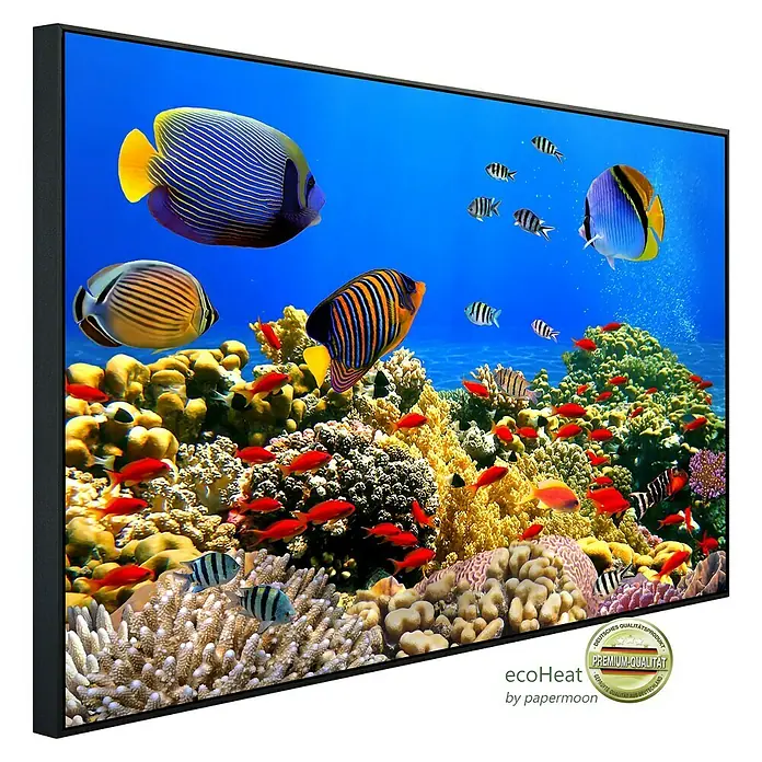 Papermoon Infrarot-Bildheizkörper Korallenkolonie Rotes Meer - 120 x 60 cm, 1.200 W - Nahaufnahme eines Aquariums mit bunten Fischen und Korallen, gerahmt in einem eleganten, schwarzen Rahmen.
