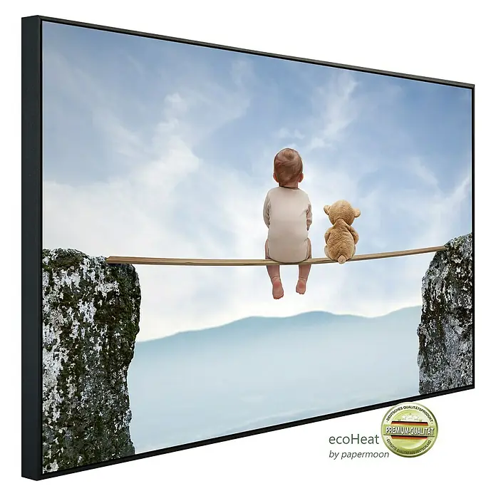 Papermoon Infrarot-Bildheizkörper Babyspiele - 90 x 50 cm, 450 W - Das Leinwandbild zeigt ein Kind mit Teddybär auf einem Steg über einem Abgrund, gedruckt auf hochwertiger Leinwand und bereit zum Aufhängen.