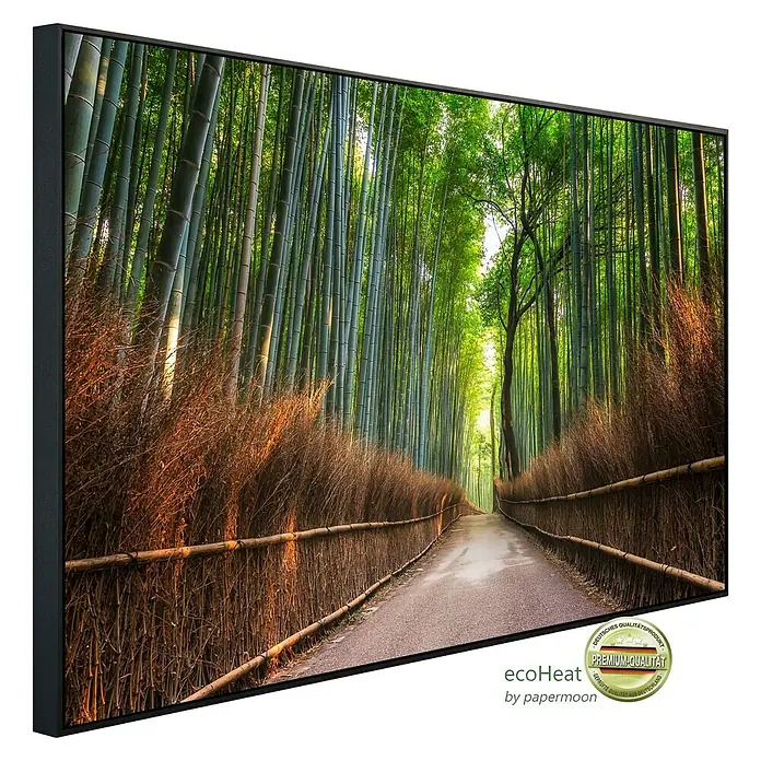 Papermoon Infrarot-Bildheizkörper Bambushain von Kyoto - 90 cm x 500 mm, 450 W - Ein gerahmtes Wandbild mit einem Pfad durch einen Bambuswald, der Ruhe und natürliche Schönheit ausstrahlt.