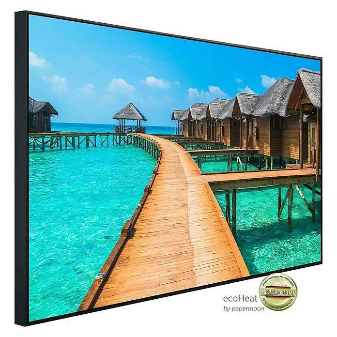 Papermoon Infrarot-Bildheizkörper Wasserbungalows - 100 cm x 600 mm, 600 W - Das Bild zeigt eine EcoHeat-Infrarotheizung mit einem malerischen Motiv einer Holzbrücke, die zu Häusern im türkisfarbenen Meer führt.