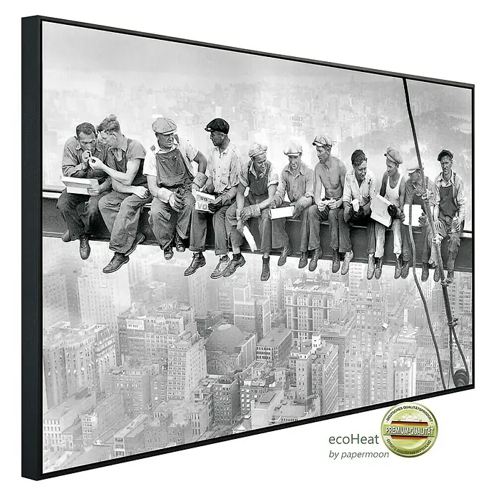 Papermoon Infrarot-Bildheizkörper Mittagessenszeit - 60 x 50 cm, 350 W - Ein gerahmtes Wandbild "Lunch atop a Skyscraper" in Schwarzweiß, das eine berühmte Szene von Bauarbeitern beim Mittagessen auf einem Wolkenkratzer zeigt.