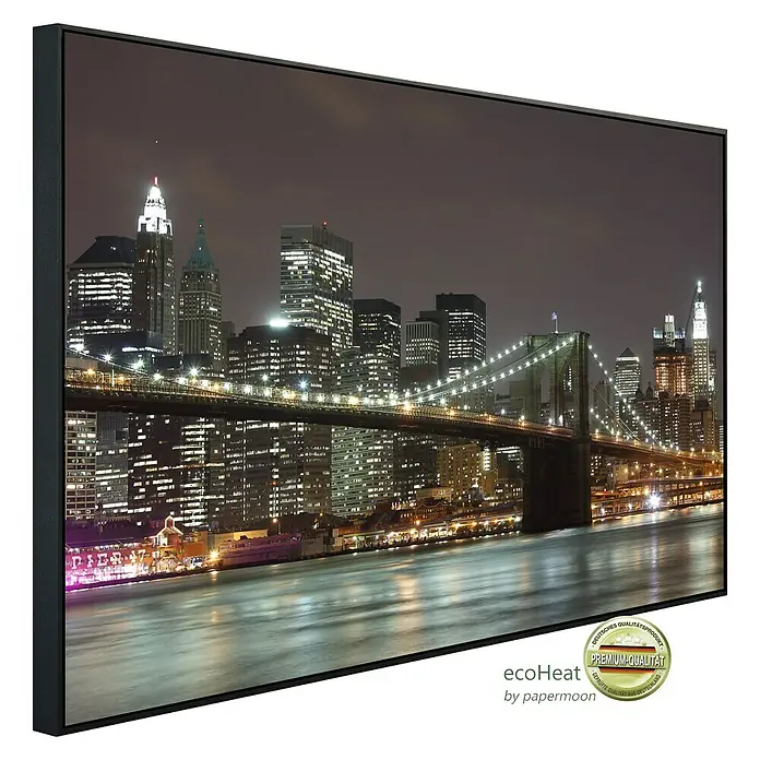 Papermoon Infrarot-Bildheizkörper Manhatten Brücke - 60 x 50 cm, 350 W - Schwarzes gerahmtes New York City Brooklyn Bridge Leinwandbild, das die berühmte Skyline und das glitzernde Wasser zeigt.