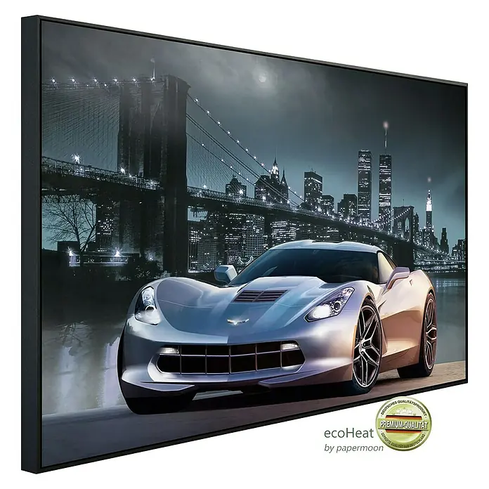 Papermoon Infrarot-Bildheizkörper Manhatten Auto I. - 100 x 60 cm, 800 W - Gerahmtes Wandbild mit einem silbernen Sportwagen vor der Kulisse einer nächtlichen Stadt und einer Brücke.
