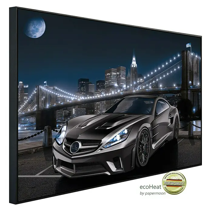 Papermoon Infrarot-Bildheizkörper Manhatten Car II - 60 x 50 cm, 350 W - Ein modernes Wandbild mit einem schwarzen Sportwagen vor einer Skyline bei Nacht, gerahmt und hochwertig verarbeitet.