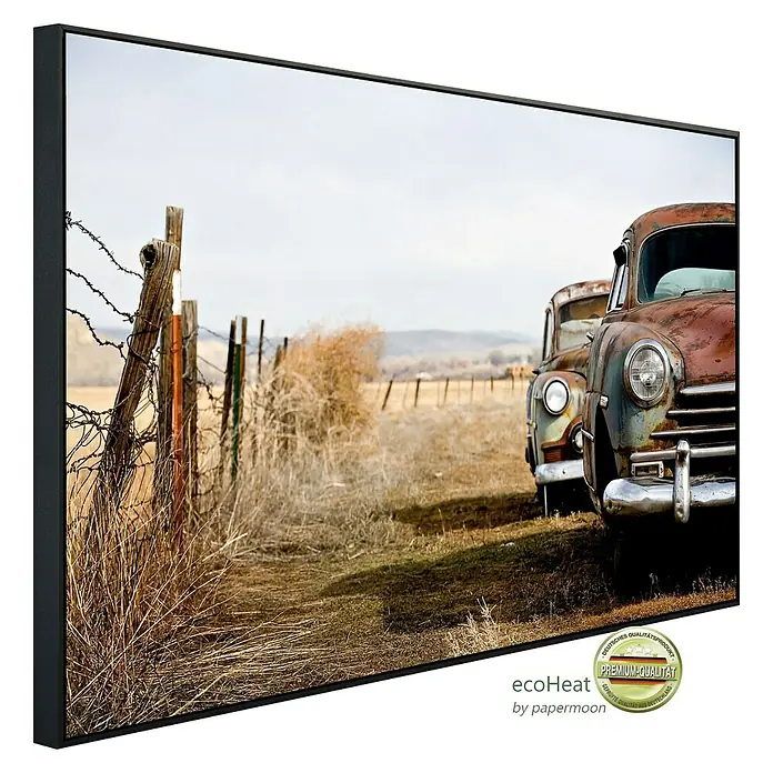 Papermoon Infrarot-Bildheizkörper Vintage rostende Autos - 60 x 50 cm, 350 W - Das Schwarz gerahmte Wandbild zeigt Oldtimer-Autos auf einem Feld, die Szene versprüht einen rustikalen Charme und nostalgische Atmosphäre.