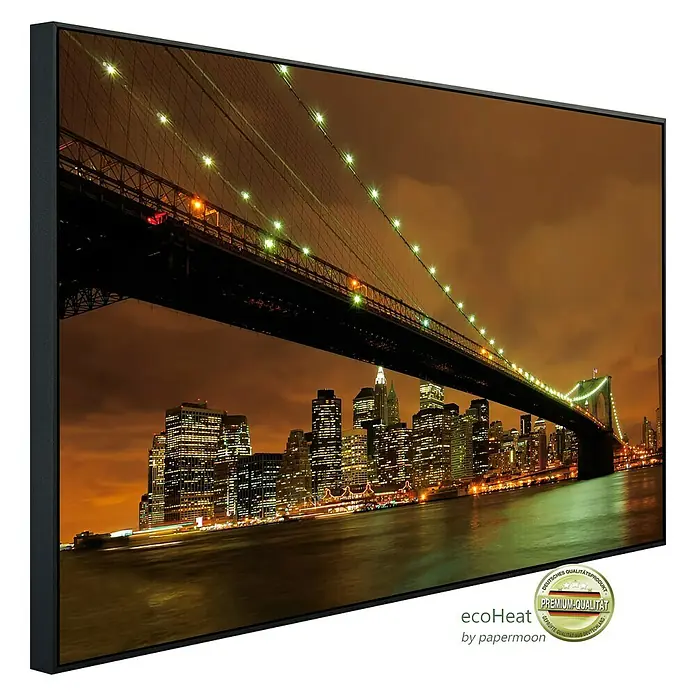 Papermoon Infrarot-Bildheizkörper Brooklyn Bridge bei Nacht 1100 x 60 cm, 600 W - Leinwandbild mit einer nächtlichen Ansicht der Brooklyn Bridge und Skyline.