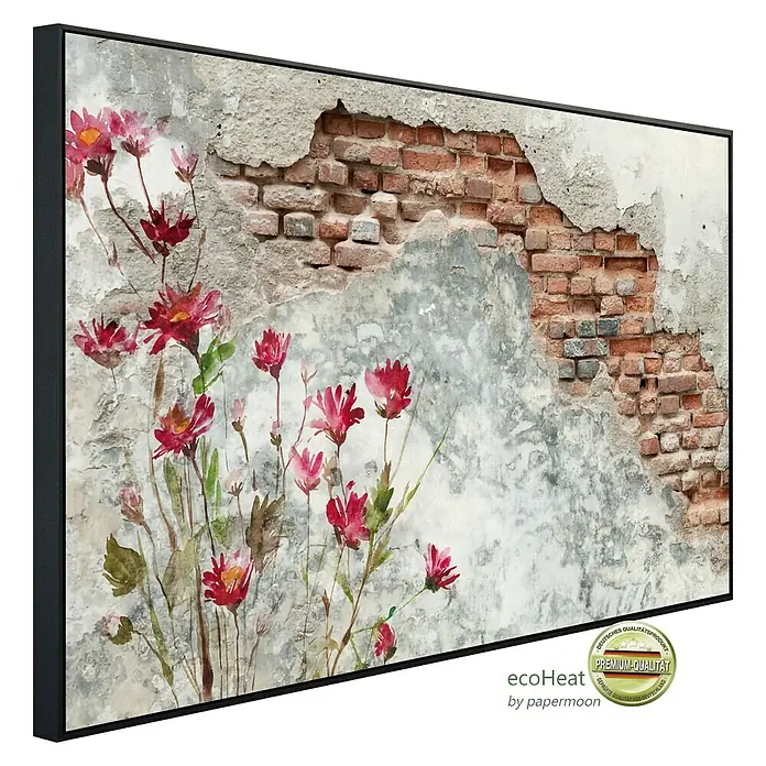 Papermoon Infrarot-Bildheizkörper Ziegelwand 2 - 100 cm x 600 mm, 800 W - Das Bild zeigt eine EcoHeat Heizung mit einem Motiv aus Blumen und einer alten Mauer, die eine warme und ästhetische Atmosphäre schafft.