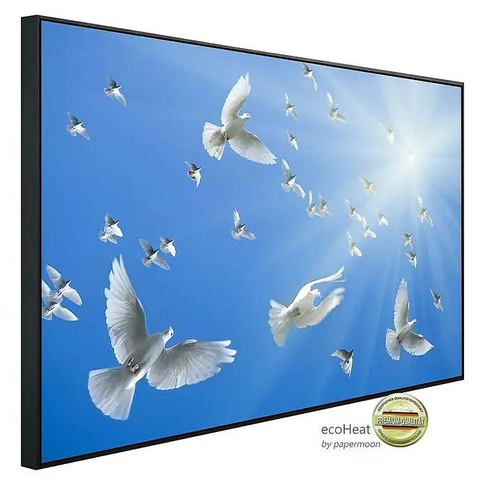 Papermoon Infrarot-Bildheizkörper Weiße Tauben 2 - 90 cm x 500 mm, 450 W - Das Ecoheat Infrarot-Heizpaneel mit einem Bild von fliegenden Tauben in einem blauen Himmel. Premium Qualität, modernes Design.